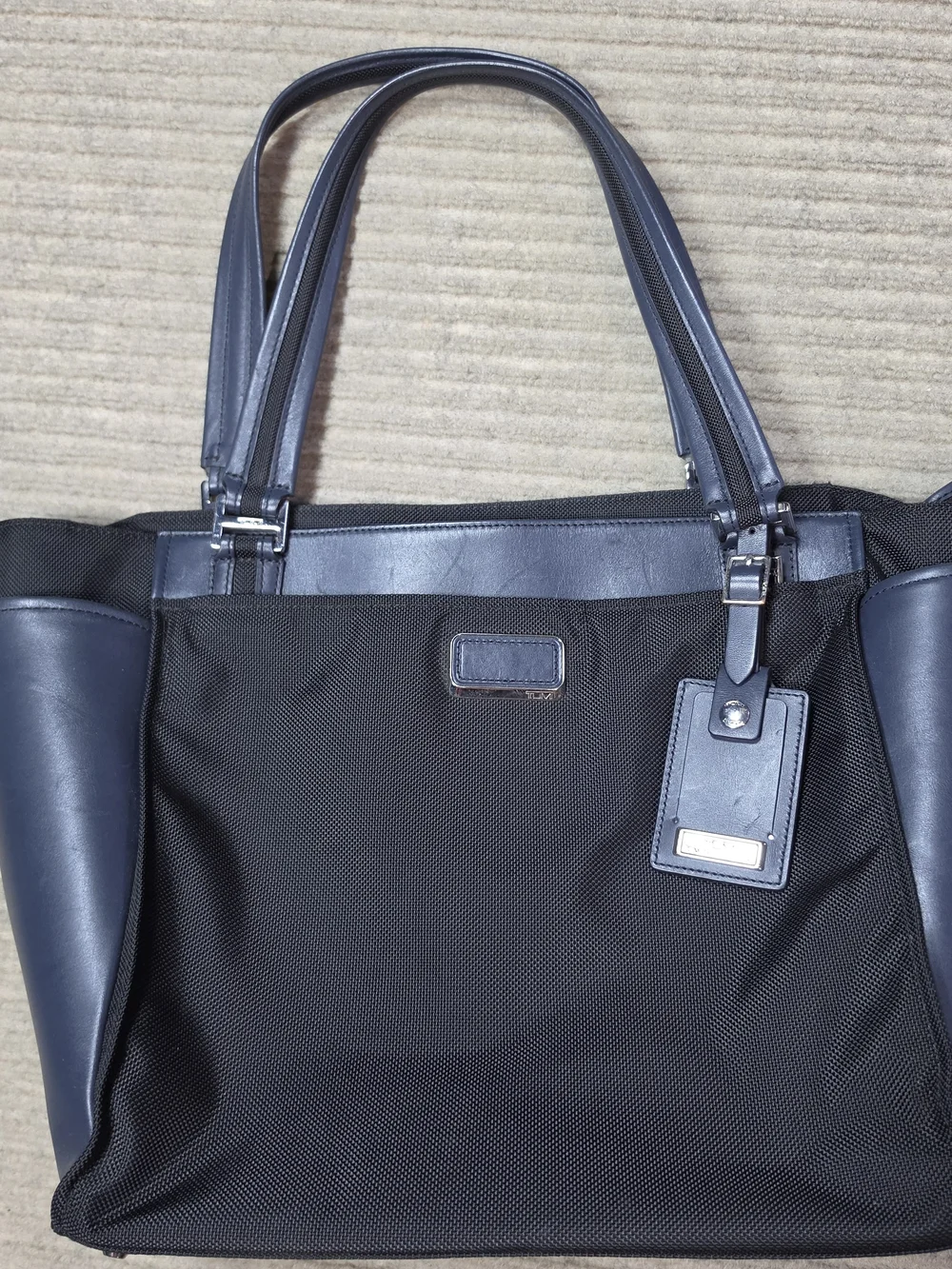 Tumi Jarvis Tote 22508DNY. Japan Exclusive. Rare Model. Navy Leather/Blk Ballist